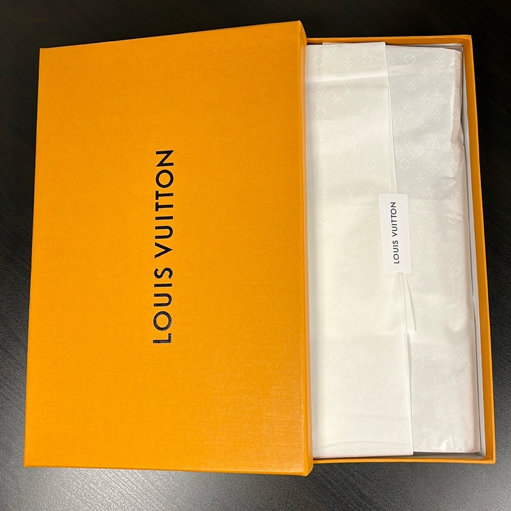 Louis Vuitton Shawl Monogram 30%Silk, 70% Cashmere including the box and ribbon